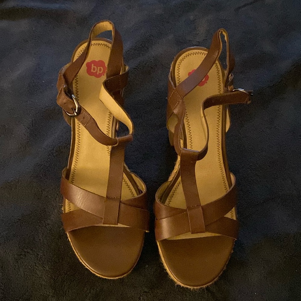 Brown platform sandals. Straw platform with wooden heel.